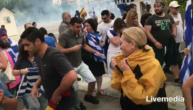 Επεισόδια αυτή την ώρα στην πλατεία Συντάγματος κατά τη διάρκεια...