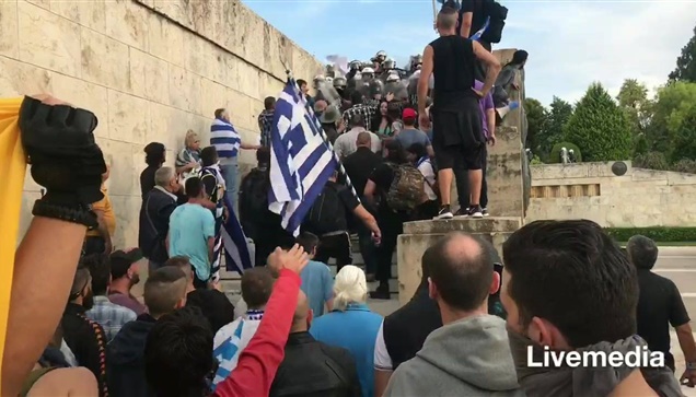 Συνεχίζεται η ρίψη δακρυγόνων 