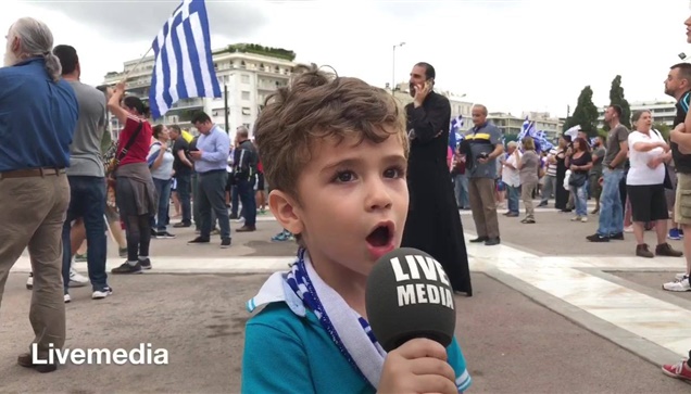 Ο μικρός Βασίλης εκπροσωπεί την Θήβα και αντιστέκεται και αυτος με τον τρόπο του...