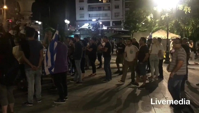 Ο ελάχιστος κόσμος που απέμεινε στη πλατεία παρά τις συμπλοκές...