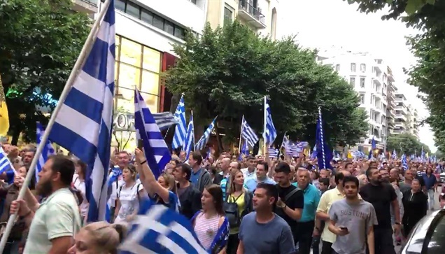 Η γιαγιά έβγαλε τις σημαίες στο μπαλκόνι και το πλήθος παραληρεί!...