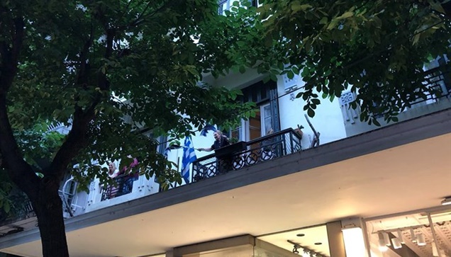 Η γιαγιά με 2 σημαίες στα χέρια και 1 στο μπαλκόνι συμμετέχει...