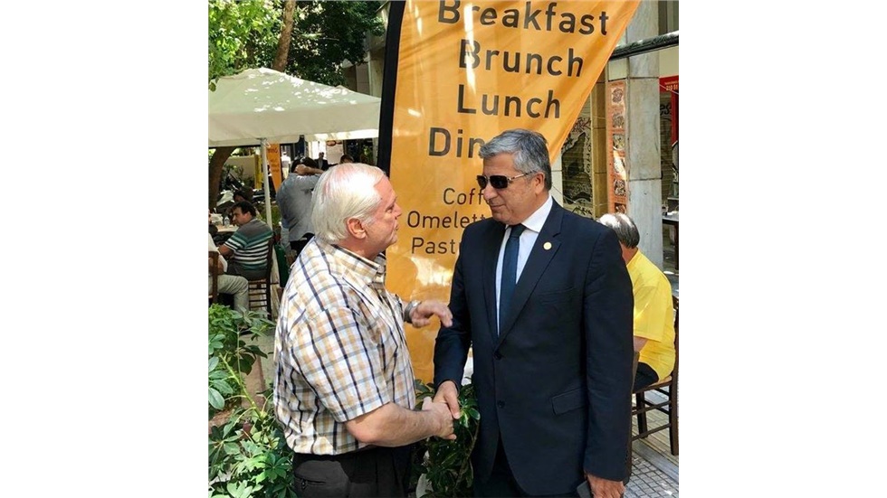 Ο Όμιλος Ενεργών Πολιτών «Αθήνα Πρωτεύουσα Ξανά» δίπλα στον εμπορικό...