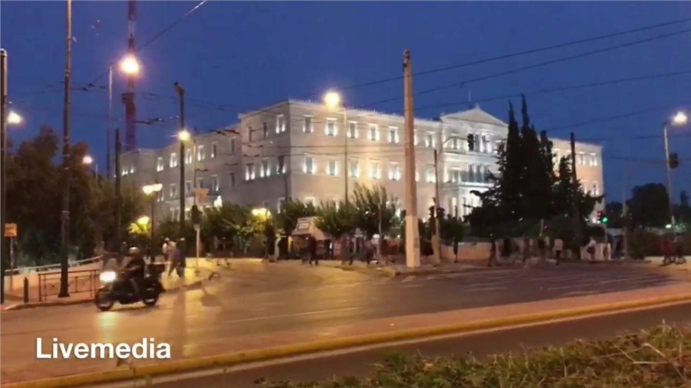 Η ανεκτή ...δημοκρατία της κουκούλας   Η γνωστή τακτική των μπαχαλάκηδων...