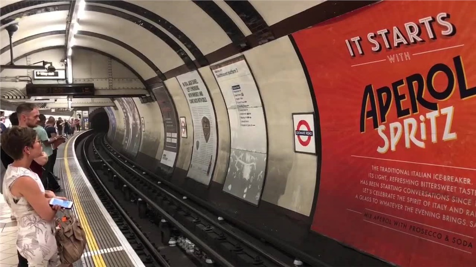 Φούρνος το Tube στο Λονδίνο το καλοκαίρι.  Γι αυτό τα μηνύματα...