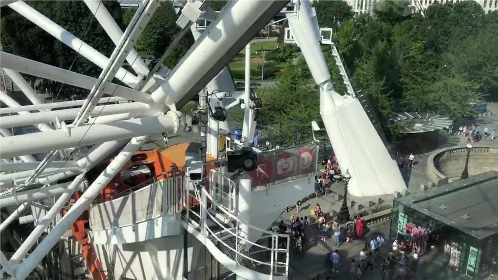 London Eye. Η βόλτα για να δείτε το Λονδίνο πανοραμικά. Κάθε...