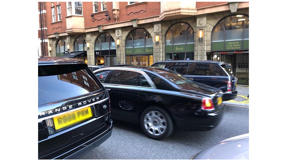Τα μέγαλα μαύρα αυτοκίνητα στην έξοδο του Harrods.  Ξεχώριζε...