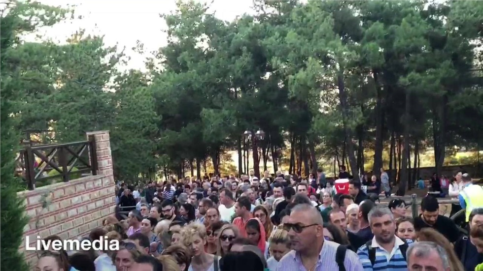 Πλήθος κόσμου περιμένει υπομονετικά την σειρά του να προσκυνήση...