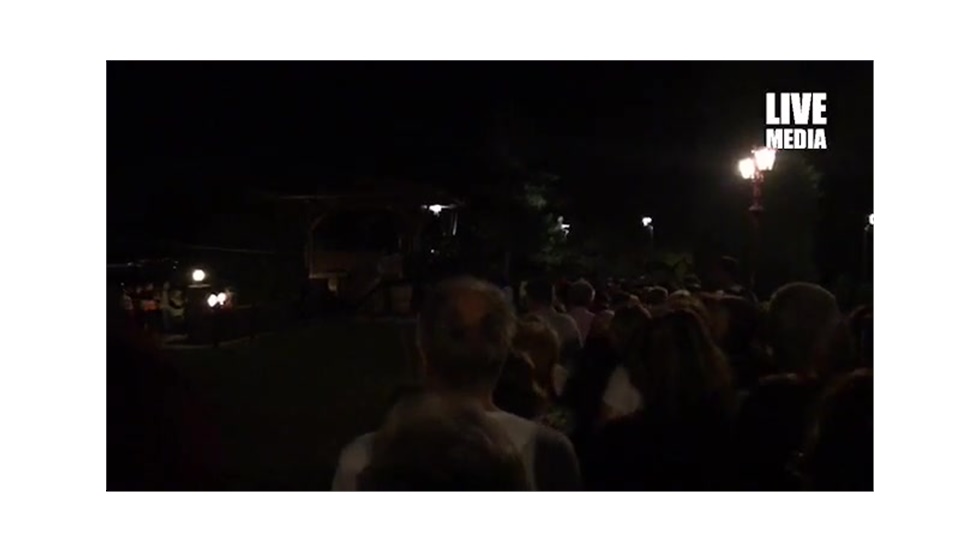 Όσο περνά η ώρα ο κόσμος αυξάνεται ! Ιερό Ησυχαστήριο Αγίου Ιωάννου...