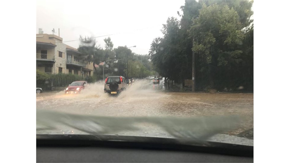 Έντονη νεροποντή αυτή την ώρα στα βόρεια προάστια της Αττικής....