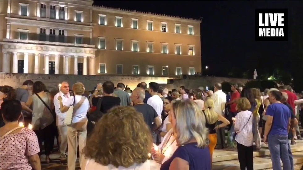 Με ένα κερί στο χέρι απλοί άνθρωποι βρέθηκαν στο Σύνταγμα και...