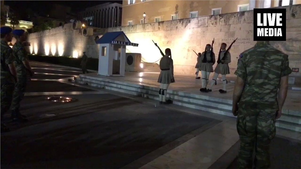 Αλλαγή φρουράς των Ευζώνων, υπό το φως των κεριών στη μνήμη των...