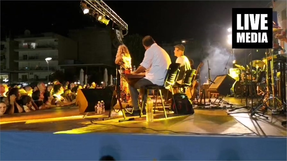 Ζωντανά η Ελένη Τσαλιγοπούλου στην Πλατεία Προσφυγικού Ελληνισμού της Καλαμαριάς...