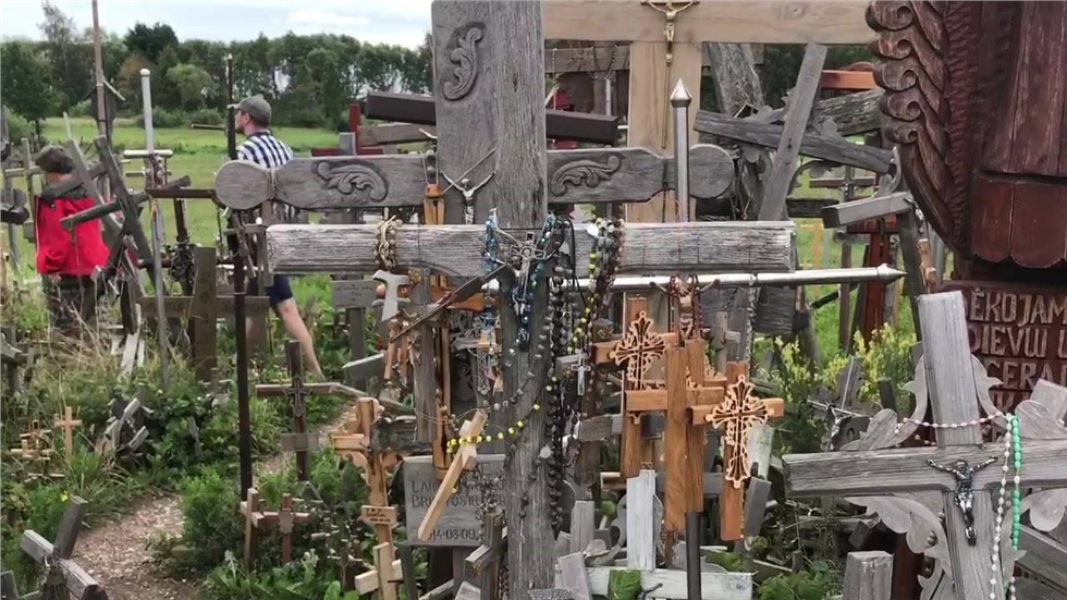Ο «Λόφος των σταυρών» (Hill of Crosses) στη Λιθουανία κοντά στην...