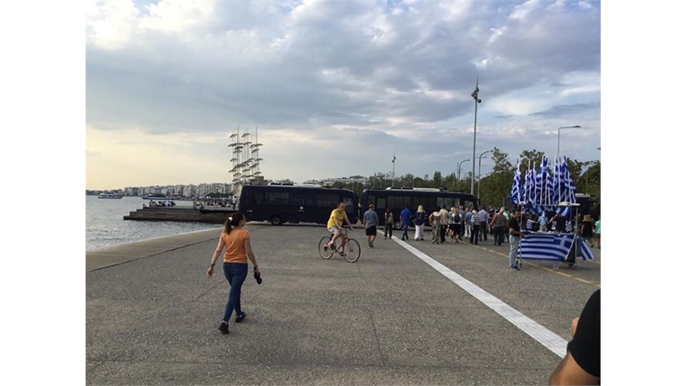 Δεν επιτρέπουν τον κόσμο να έρθει από το άγαλμα του μεγαλου Αλεξάνδρου...