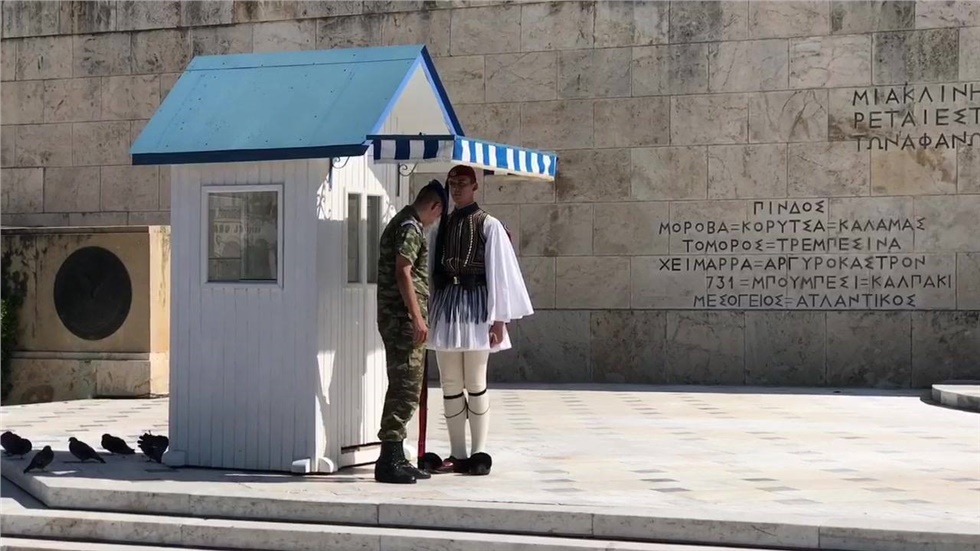 Φροντίζοντας τους Εύζωνες  στον Άγνωστο Στρατιώτη 
