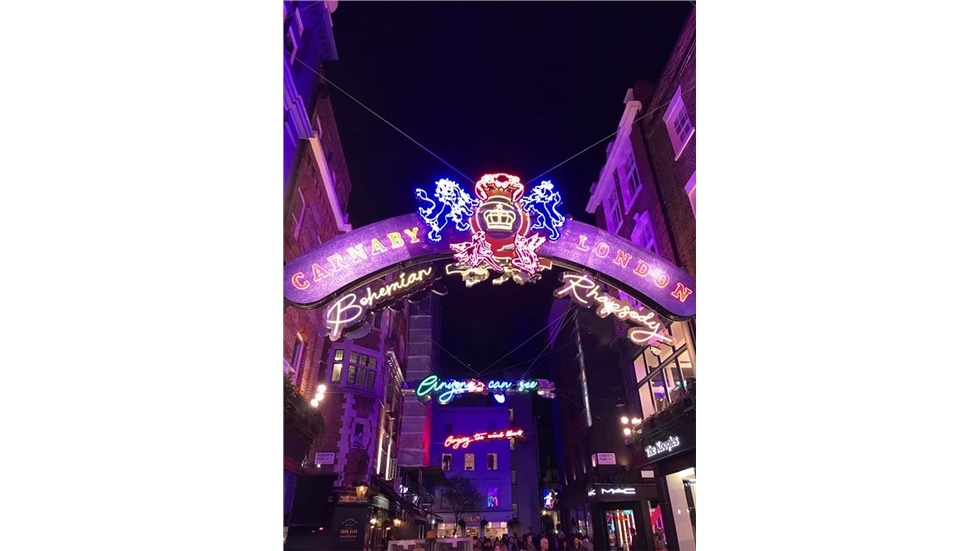 A unique tribute to Qu...