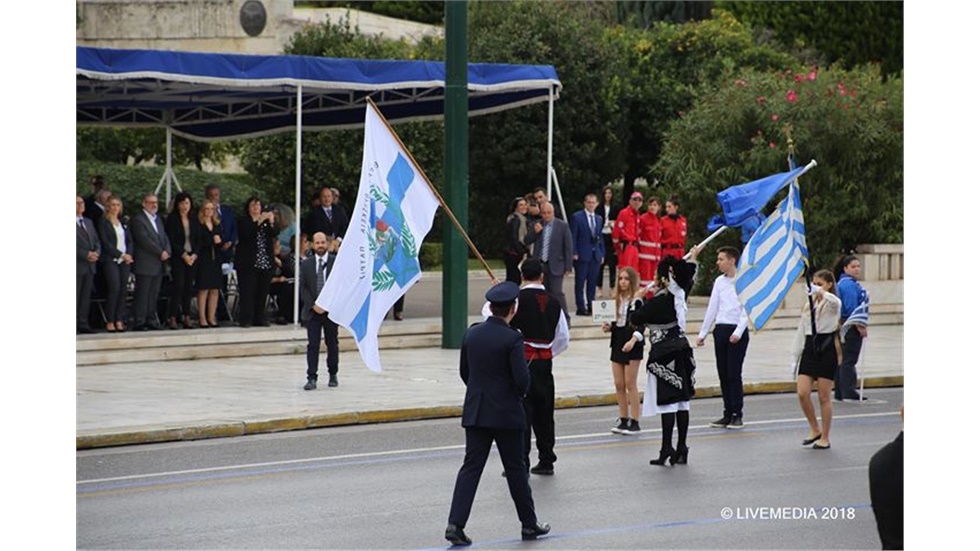 Εικόνες από τη στιγμή που ένας άντρας και μια γυναίκα, φορώντας...