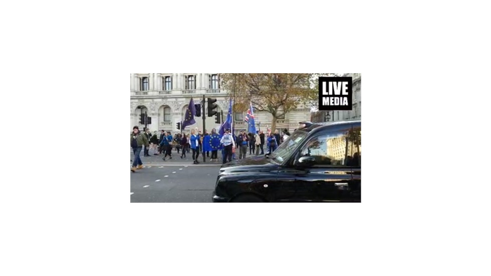 Συγκέντρωση αυτήν την ώρα έξω από την Downing Street στο κέντρο...
