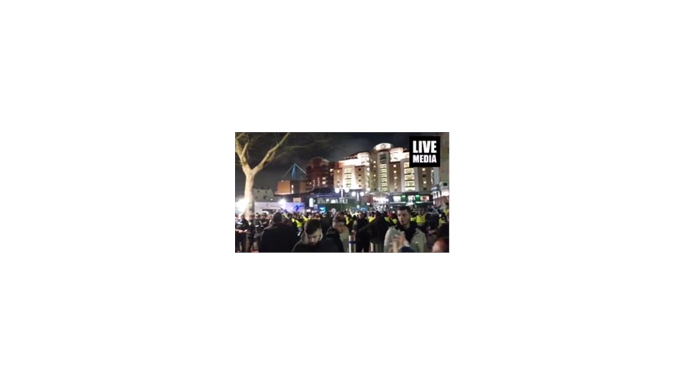 Ζωντανή εικόνα έξω από το Stamford Bridge, λίγο πριν τη έναρξη...