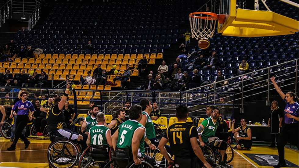 Ο τελικός του αγώνα μπάσκετ με αμαξίδια