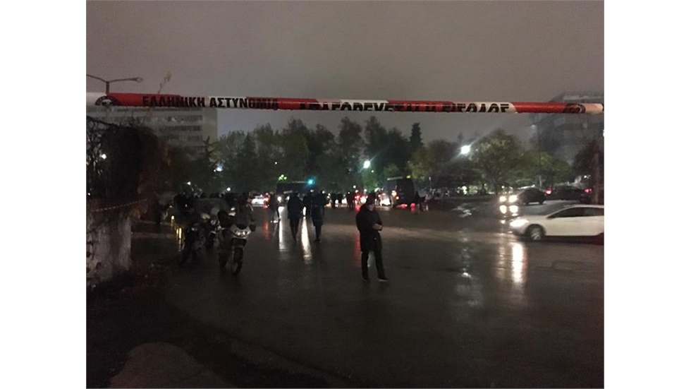 Συγκεντρώνεται ο κόσμος έξω από το Παλαί Ντε Σπορ.   