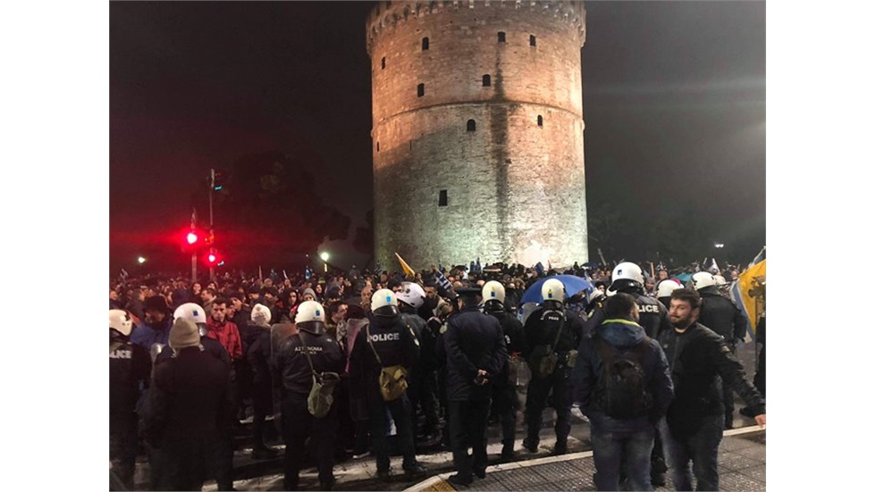Τα ΜΑΤ κρατάνε τον κόσμο στον Λευκό Πύργο.  