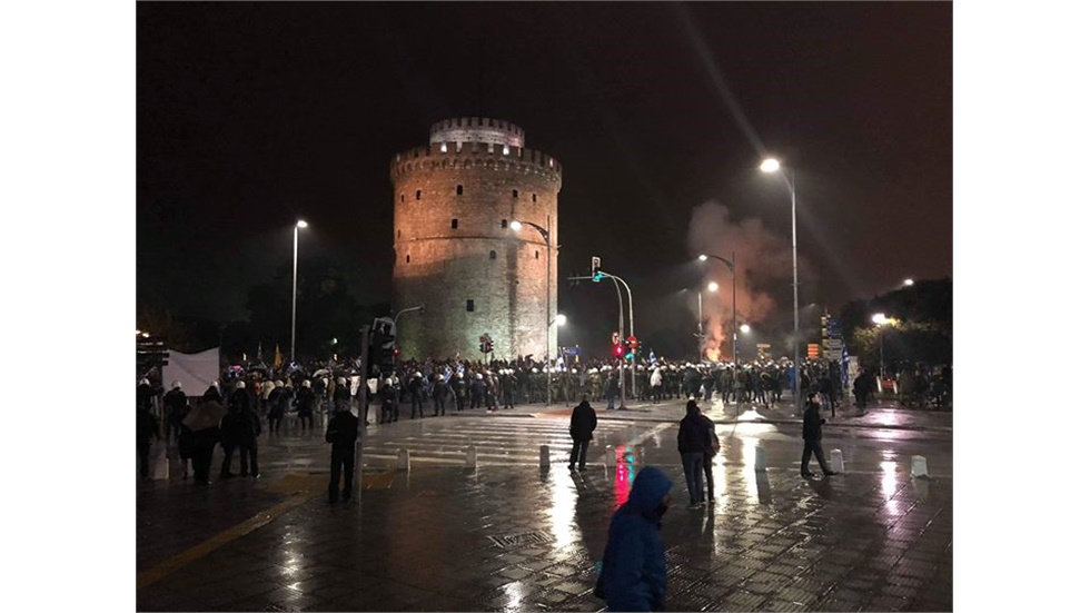 Δείτε πως τα ΜΑΤ έχουν περικυκλώσει το Λευκό Πύργο!  
