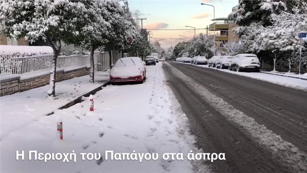 Στην περιοχή του Παπάγου το χιόνι είναι αρκετό, ωστόσο οι δρόμοι...