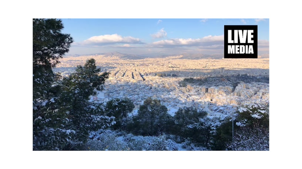 Η χιονισμένη Αθήνα από τον Λόφο του Λυκαβηττού   