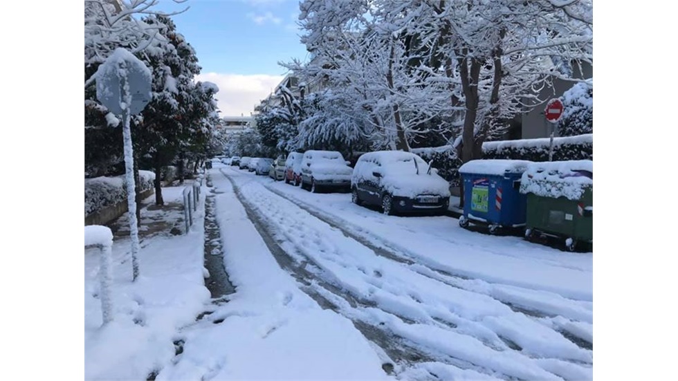 Εικόνες από την χιονισμένη Αθήνα!   
