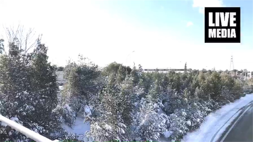 Ντυμένη στα λευκά η Αττική, ολισθηρότητα στους δρόμους.