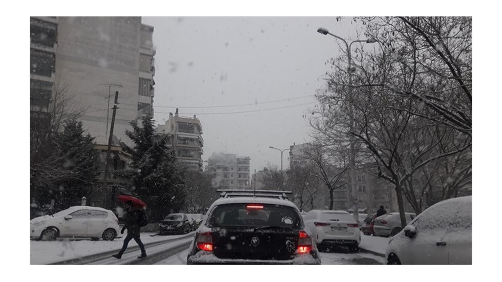 Δεύτερος χιονιάς στη Θεσσαλονίκη. Ο κόσμος στις στάσεις των λεωφορείων...
