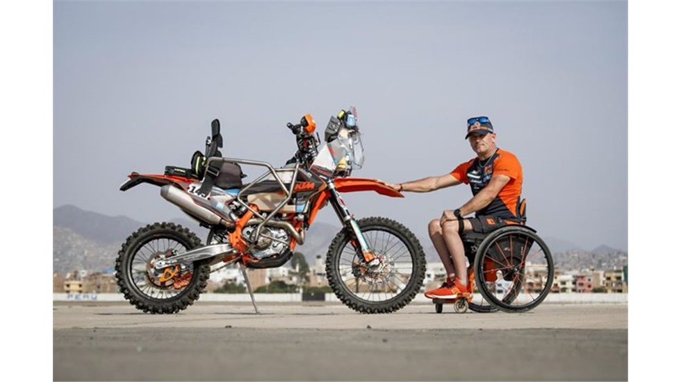 Παραπληγικός αναβάτης αγωνίζεται στο Rally Dakar.  Nicola Dutto:...