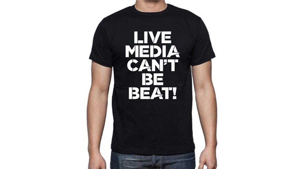 Livemedia Can't Be Beat!  Με μαύρο μπλουζάκι του Livemedia και...