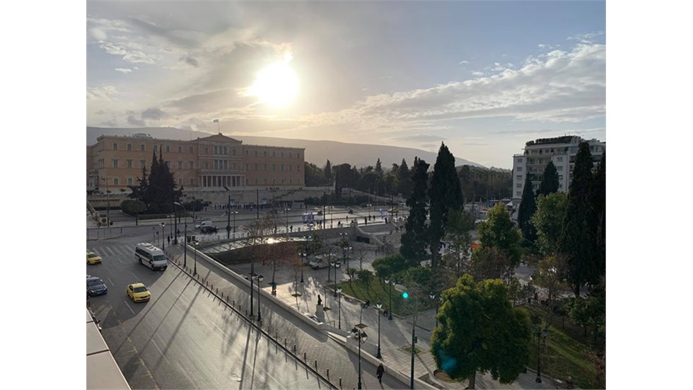 Καλημέρα από το Σύνταγμα στην Αθήνα!  9:00 πμ. Καθαρός ουρανός!...