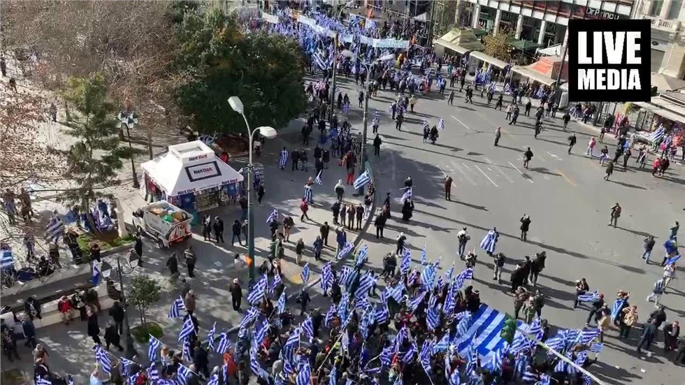 Έρχονται στο Σύνταγμα σε ομάδες! Καθαρή και ζεστή μέρα. Η Αθηναίοι...