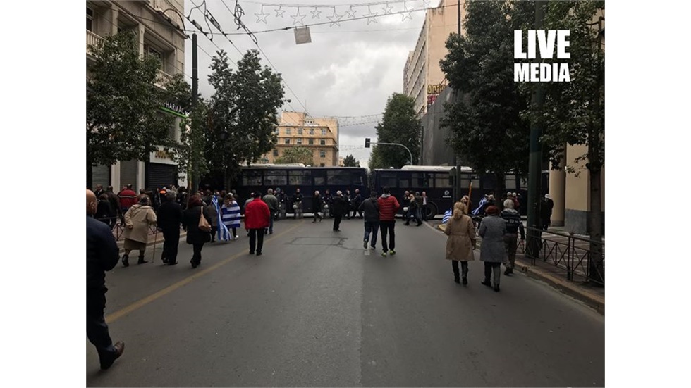 Σταδίου και Βουκουρεστίου ο δρομος έχει κλείσει από τις αστυνομικές...