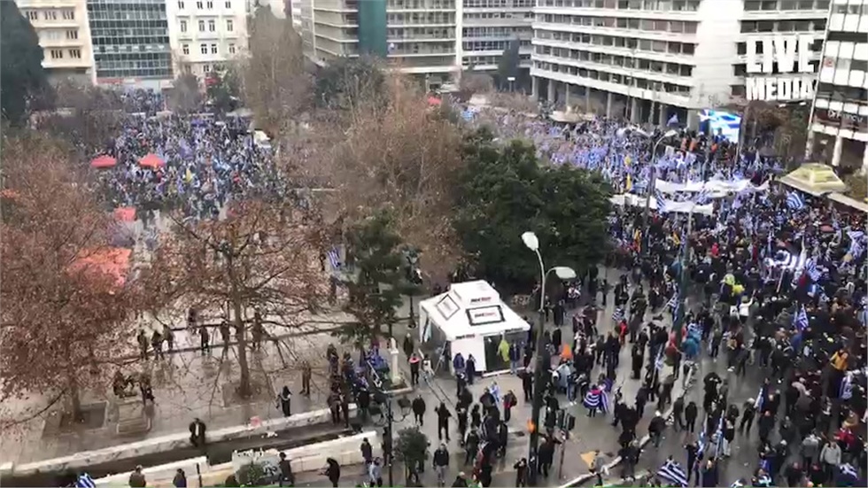 Παρά τα δακρυγόνα και το ψιλόβροχο ο κόσμος στο Σύνταγμα συνεχίζει...