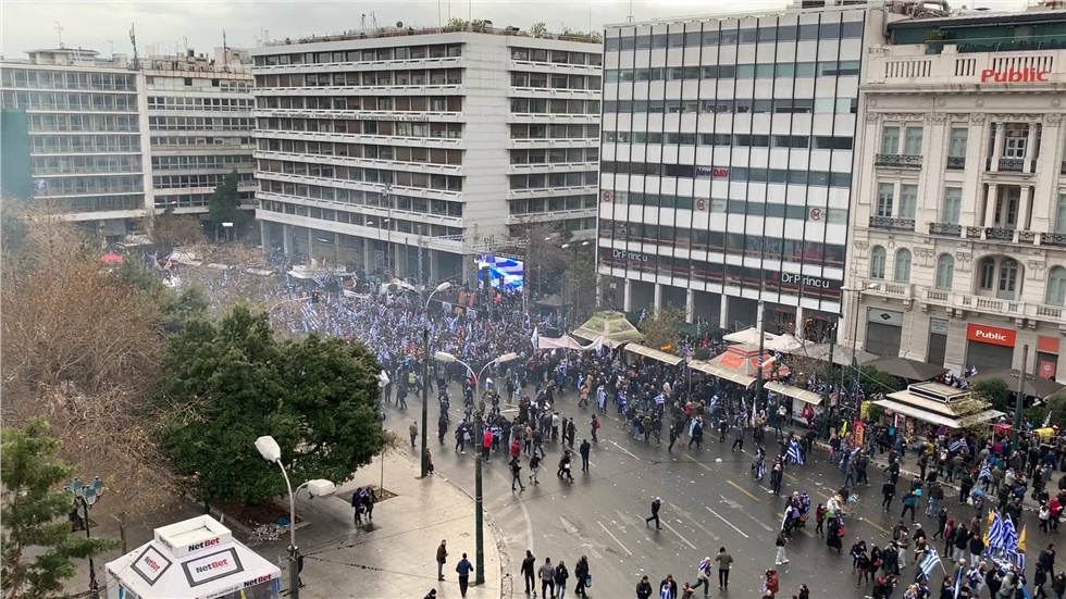Τα δακρυγόνα έφτασαν μέχρι την εξέδρα και έδιωξαν τον κόσμο στην...