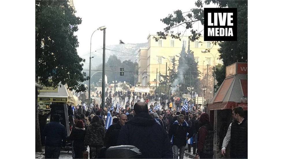 Μετά την ρίψη δακρυγόνων, ο περισσότερος κοσμος κατευθύνθηκε...