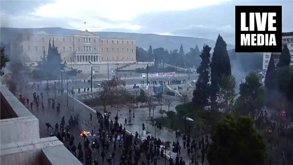 Πεδίο μάχης η πλατεία Συντάγματος. Μέσα σε λίγα λεπτά με την...