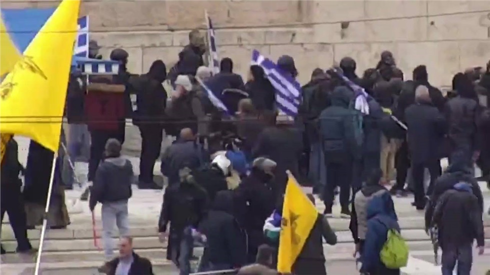 Ο μεγαλόσωμος διαδηλωτής, η ασπίδα των ΜΑΤ, το μνημείο του Άγνωστου...
