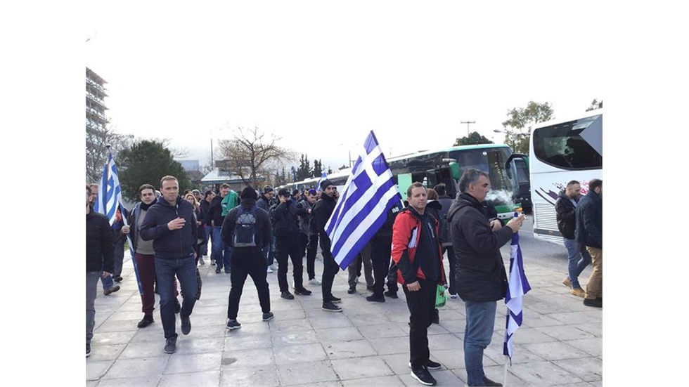 Αμέτρητα τα πούλμαν στο δρόμο της επιστροφής. Ξεκίνησαν 19:00...