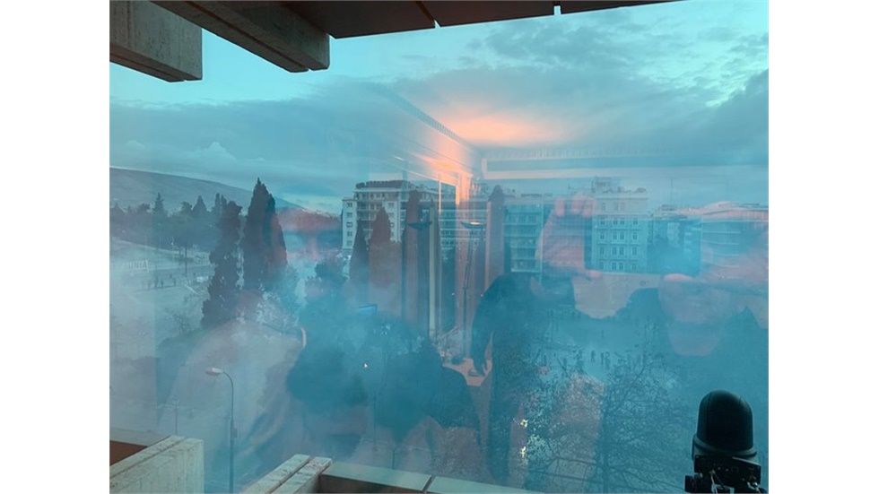 Αφού οι περισσότεροι επιτιθέμενοι στα ΜΑΤ φοράνε μάσκες, γιατί...