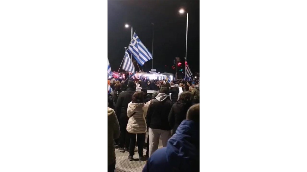 Οι συγκεντρωμένοι τραγουδούν το «Μακεδονία ξακουστή» #μακεδονια...