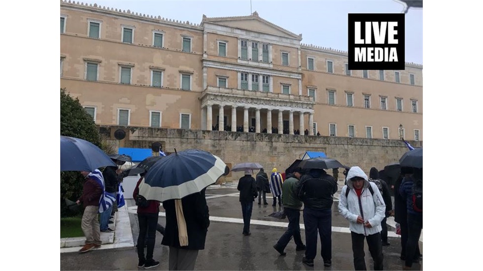 Παρά τις αντίξοες καιρικές συνθήκες, κόσμος μαζεύτηκε στο μνημείο...