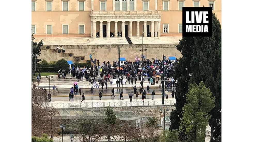 Συνεχίζεται το Συλλαλητήριο για την Μακεδονία αυτή την ώρα έξω...
