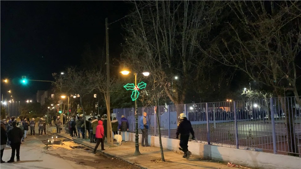Πλήθος κόσμου επί της παραλιακής στην οδό Μαρία Κάλλας στην είσοδο...