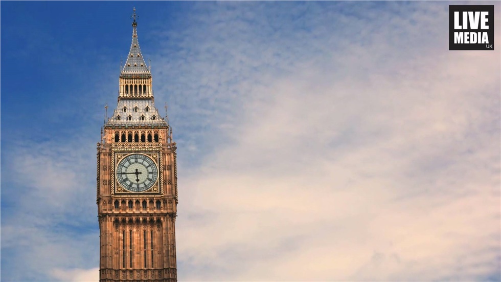 How many Greeks are living in the UK